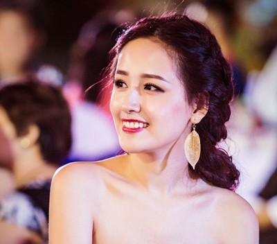 Mai Phương Thúy khoe vai thon gợi cảm