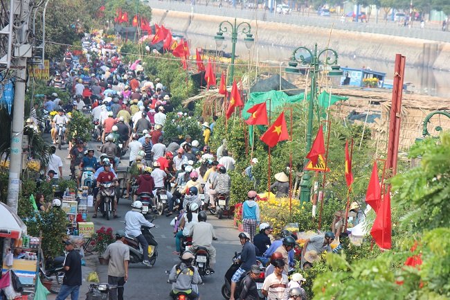 Từ s&aacute;ng sớm nay hoa, c&acirc;y cảnh đ&atilde; bắt đầu hạ gi&aacute; b&aacute;n xổ để thanh l&yacute; hết h&agrave;ng trước khi về qu&ecirc; ăn tết, tại bến B&igrave;nh Đ&ocirc;ng người đi mua đ&ocirc;ng như hội