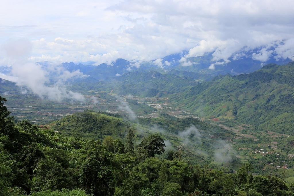 N&uacute;i &ocirc;m rừng, rừng khắp triền n&uacute;i 