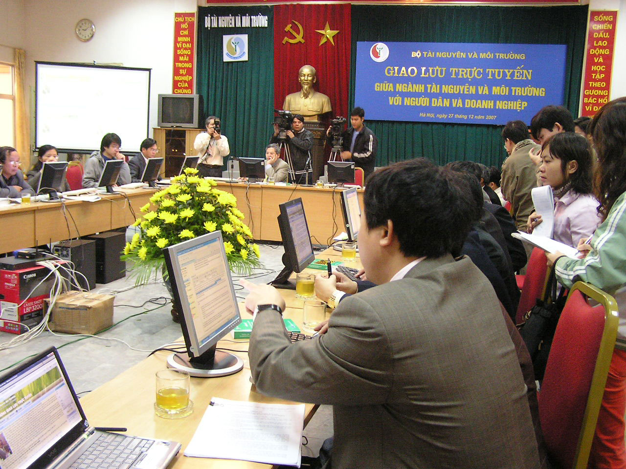 Bộ Tài nguyên và Môi trường hiện là 1 trong 8 bộ có đến 6 thứ trưởng. Trong ảnh: Một buổi giao lưu trực tuyến do Bộ Tài nguyên và Môi trường tổ chức
Ảnh: BẢO TRÂN