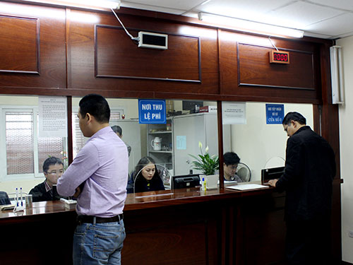Người dân đến làm thủ tục cấp đổi GPLX tại Tổng cục đường bộ Việt Nam Ảnh: TIẾN MẠNH