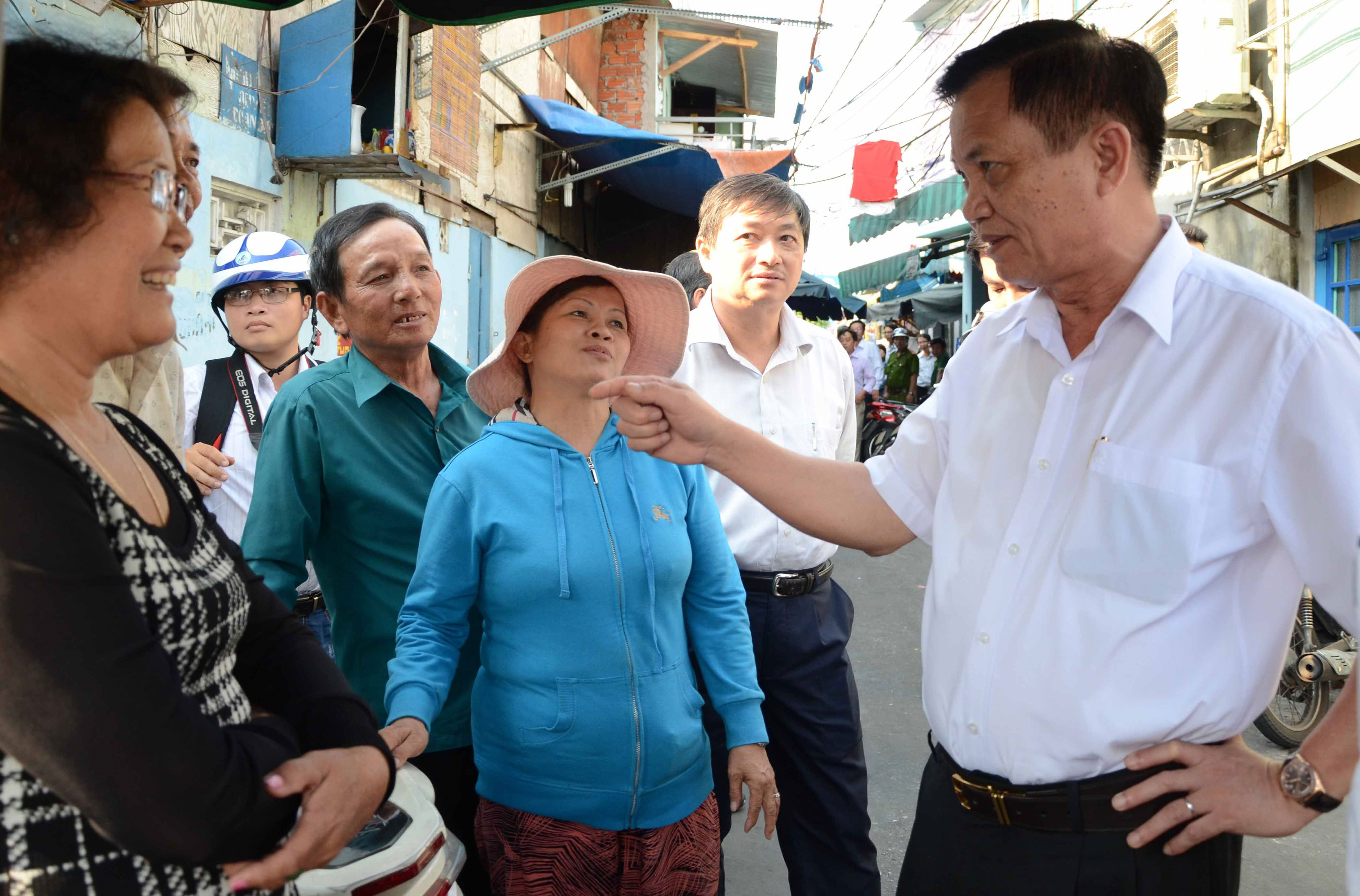 Theo B&iacute; thư Th&agrave;nh ủy TP Đ&agrave; Nẵng Trần Thọ (b&ecirc;n phải), họp h&agrave;nh nhiều th&igrave; sẽ kh&ocirc;ng c&oacute; thời gian t&igrave;m hiểu t&acirc;m tư, nguyện vọng của người d&acirc;n Ảnh: HO&Agrave;NG DŨNG