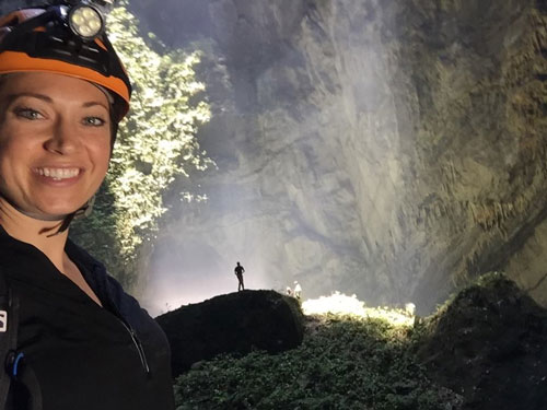 Người dẫn chương tr&igrave;nh Ginger Zee trong hang Sơn Đo&ograve;ng Ảnh: FACEBOOK