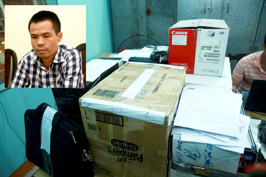 Lê Minh Quang cùng tang vật liên quan đến hoạt động kinh doanh trái phép Ảnh: TRỌNG ĐỨC