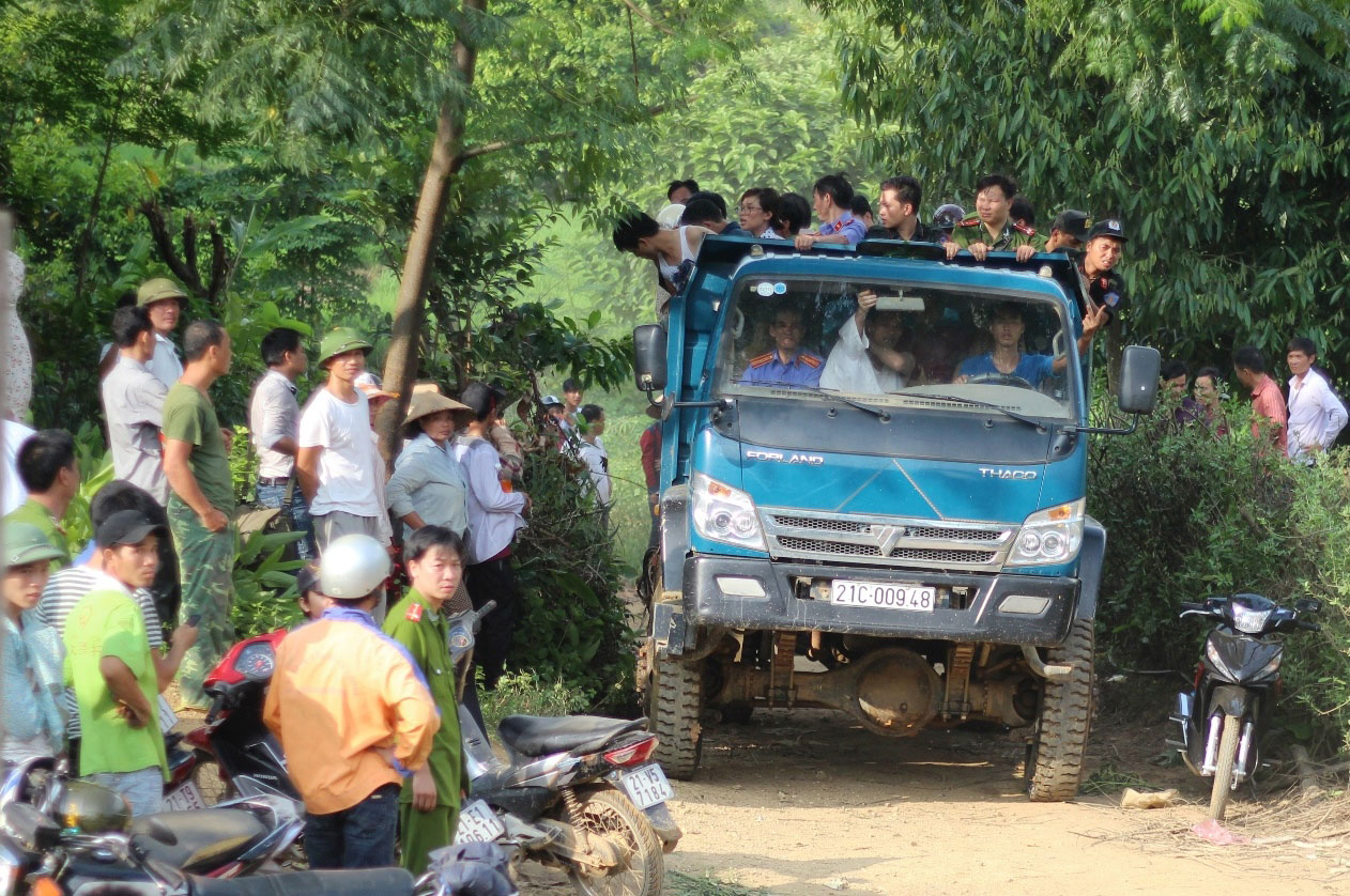 Lực lượng chức năng truy tìm thủ phạm
