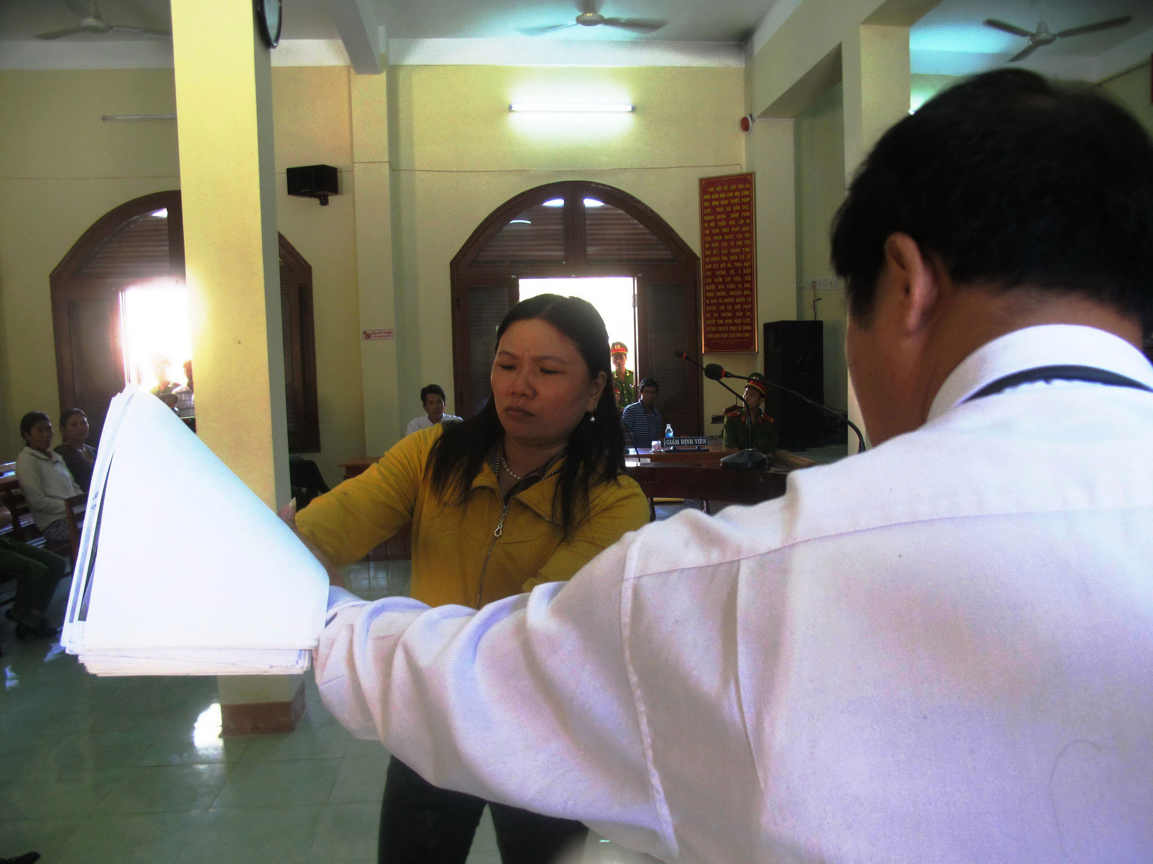 B&agrave; Ng&ocirc; Thị Tuyết tr&igrave;nh b&agrave;y c&aacute;c chứng cứ về vết thương tr&ecirc;n người nạn nh&acirc;n m&agrave; ph&aacute;p y chưa l&agrave;m r&otilde;