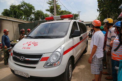 Xe cứu thương đưa thi thể c&aacute;c nạn nh&acirc;n ra ngo&agrave;i