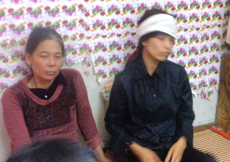 Chị Nguyễn Thị Thơm (b&igrave;a phải) vẫn c&ograve;n b&agrave;ng ho&agrave;ng trước c&aacute;i chết của mẹ chồng v&agrave; 2 con nhỏ Ảnh: TUẤN MINH
