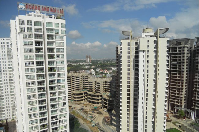 Nhiều dự án nhà chung cư đã hoạt động và đang xây dựng tại huyện Nhà Bè, TP HCM - Ảnh: Văn Nam.