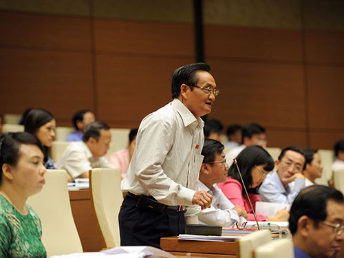 Đại biểu Trần Du Lịch (TP HCM) cho rằng trong nghi&ecirc;n cứu, trước khi muốn l&agrave;m trung thực 
l&agrave; phải l&agrave;m dối để được quyết to&aacute;n Ảnh: THẮNG LONG