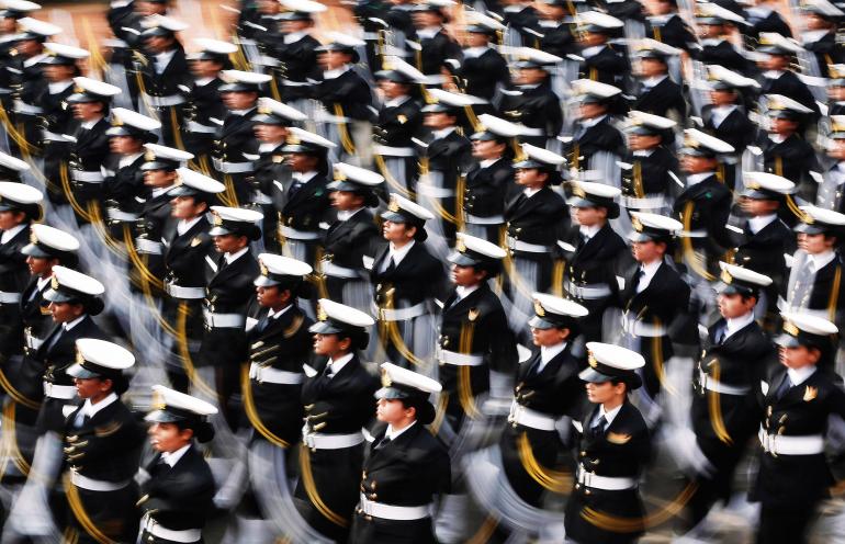 Lần đầu tiên nữ binh sĩ thuộc quân đội Ấn Độ tham gia diễu hành. Ảnh: Reuters