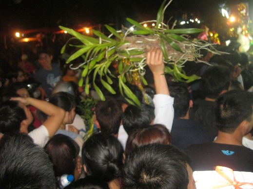 Người đàn &ocirc;ng này kh&ocirc;ng th&ecirc;̉ bỏ l&ocirc;̣c đ&acirc;̀u xu&acirc;n xu&ocirc;́ng bởi kh&ocirc;ng còn một khe tr&ocirc;́ng