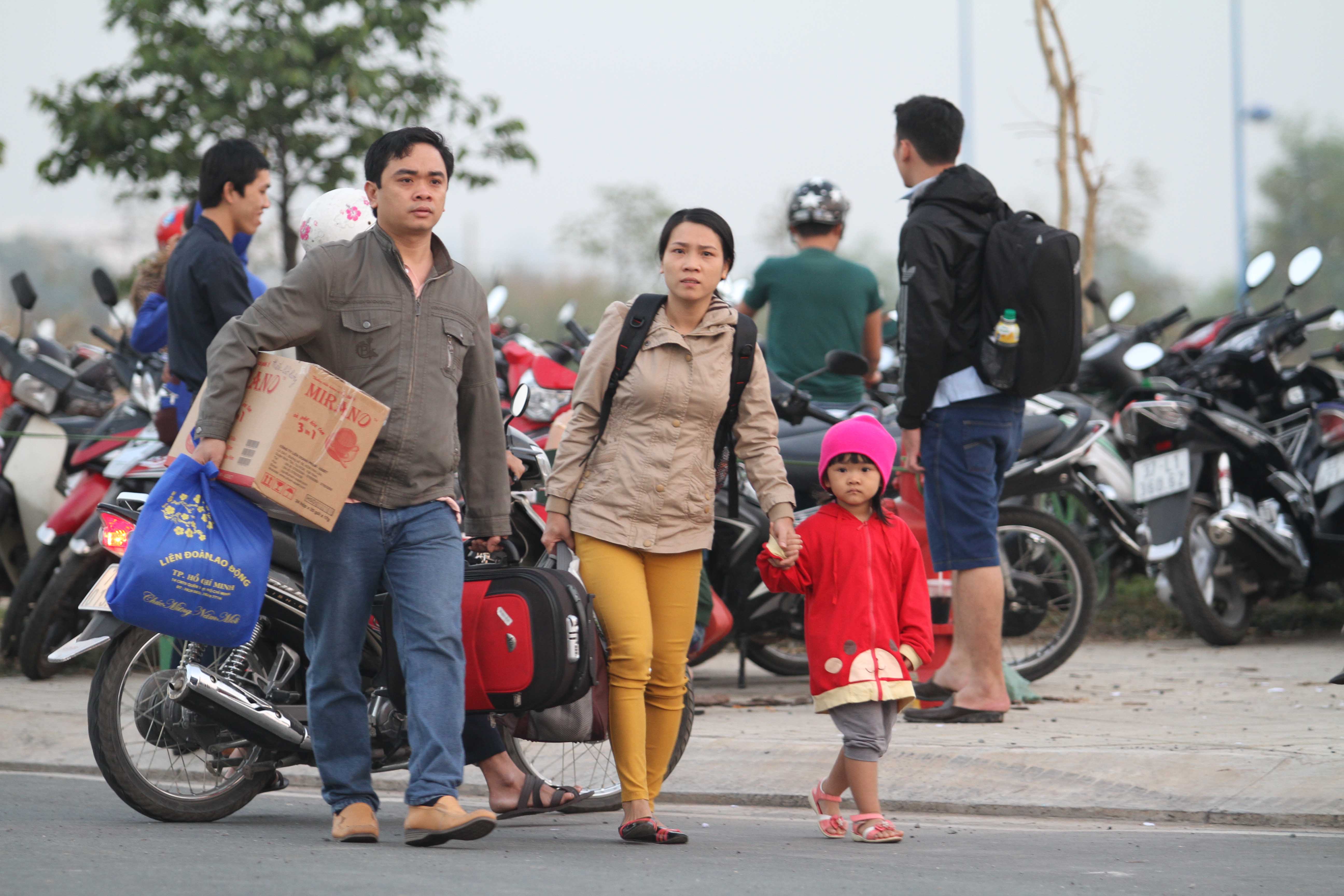 Với chương tr&igrave;nh "Tấm v&eacute; nghĩa t&igrave;nh" của LĐLĐ TP HCM, h&agrave;ng chục ng&agrave;n c&ocirc;ng nh&acirc;n kh&oacute; khăn đ&atilde; được sum vầy c&ugrave;ng người th&acirc;n trong dịp Tết Ất M&ugrave;i