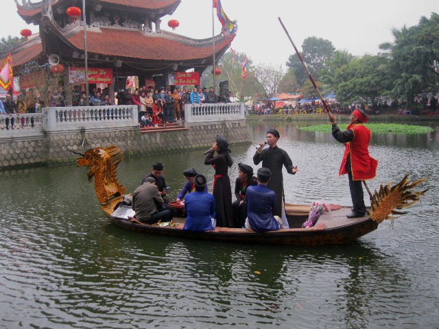 Tại khu vực thủy đình, những li&ecirc;̀n anh, li&ecirc;̀n chị đang bi&ecirc;̉u di&ecirc;̃n dưới thuy&ecirc;̀n