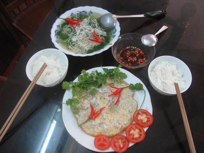 Bữa cơm tuyệt trần với c&aacute; th&agrave;i bai chi&ecirc;n trứng v&agrave; nấu canh rau