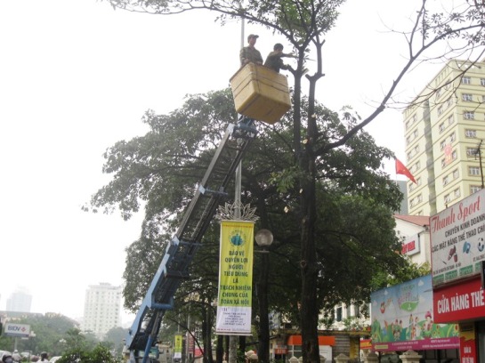 C&ocirc;ng nh&acirc;n đang tích cực làm vi&ecirc;̣c