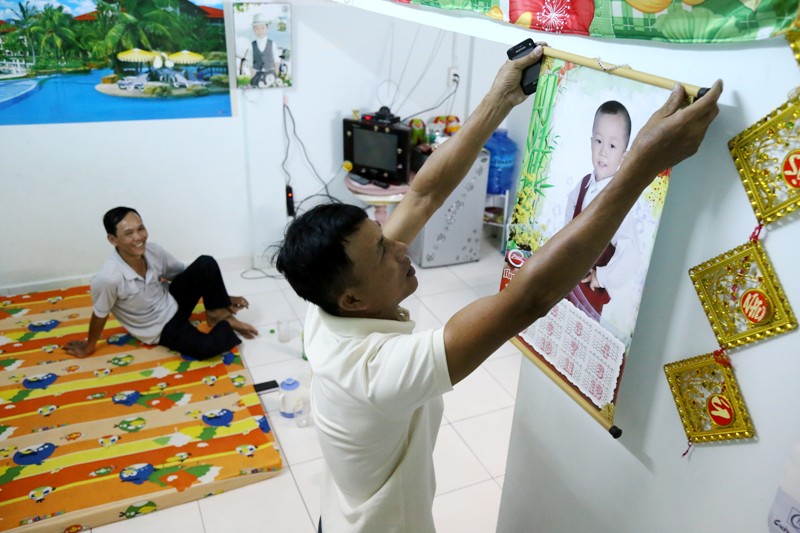 Sau gần 10 năm từ Th&aacute;i B&igrave;nh v&agrave;o Nam l&agrave;m c&ocirc;ng nh&acirc;n, anh Phạm Thế Chương (c&ocirc;ng ty bao b&igrave; Mai Thư - KCN VSIP 2) được c&ocirc;ng ty hỗ trợ 20 triệu đồng để trả trước tiền căn hộ. Anh Chương cho biết năm 2013 m&igrave;nh mua căn hộ n&agrave;y gi&aacute; 98 triệu đồng. 78 triệu c&ograve;n lại anh trả g&oacute;p theo th&aacute;ng