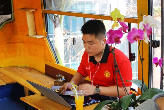 Qu&aacute;n kh&ocirc;ng vắng nhưng kh&ocirc;ng gian kh&aacute; y&ecirc;n tĩnh