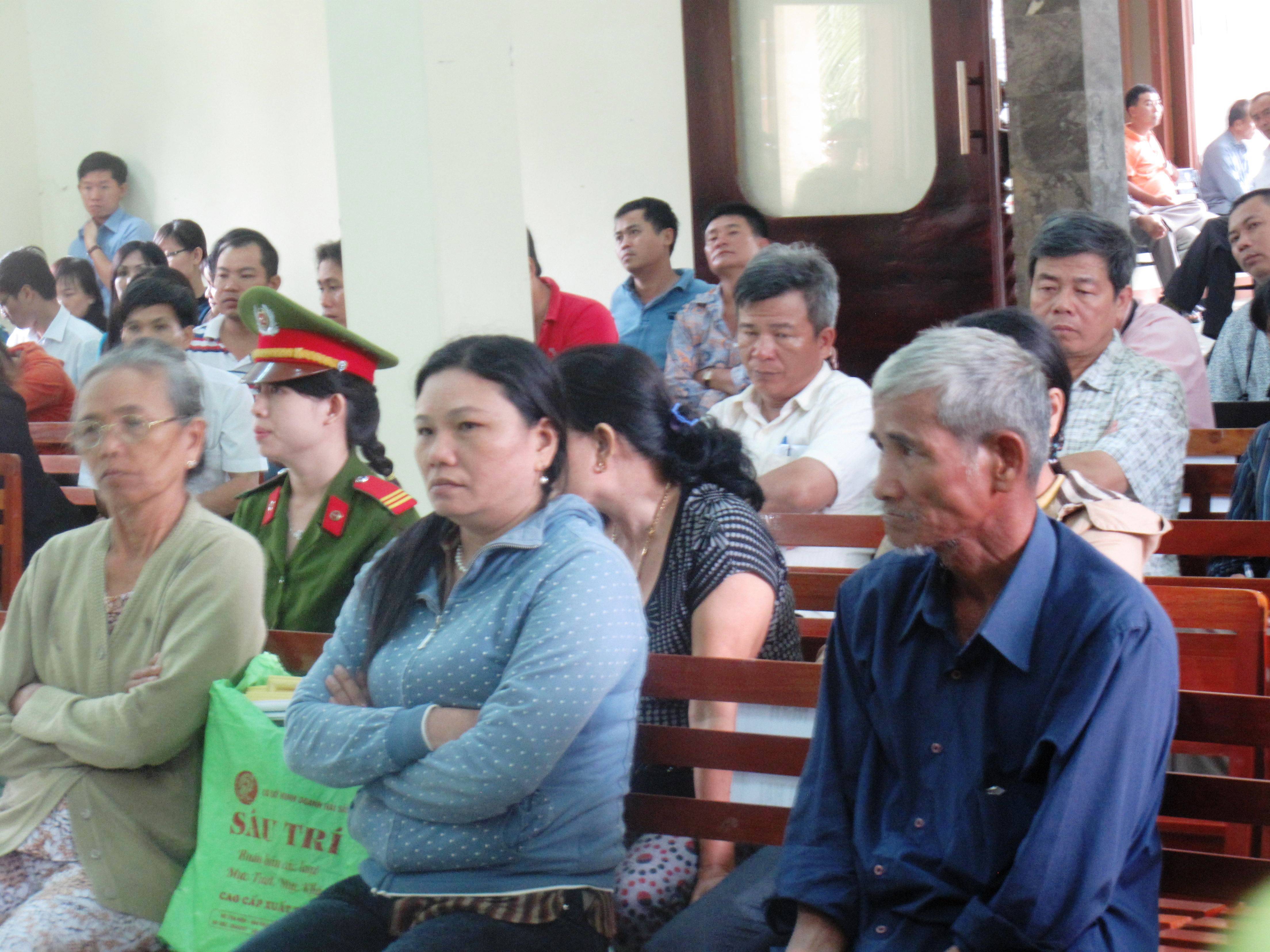 Cha mẹ v&agrave; chị nạn nh&acirc;n Ng&ocirc; Thanh Kiều tại phi&ecirc;n t&ograve;a