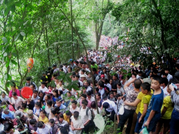 V&agrave;o l&uacute;c 8 giờ 30 s&aacute;ng c&ugrave;ng ng&agrave;y, c&aacute;c ngả đường dẫn l&ecirc;n Đền Thượng v&agrave; c&aacute;c điểm di t&iacute;ch đ&atilde; chật cứng người