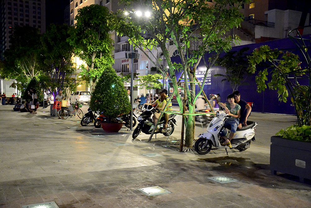 Nhiều người v&ocirc; tư kh&oacute;a cổ xe rồi dẫn con em v&agrave;o phố đi bộ để dạo chơi. Ảnh: Thăng B&igrave;nh