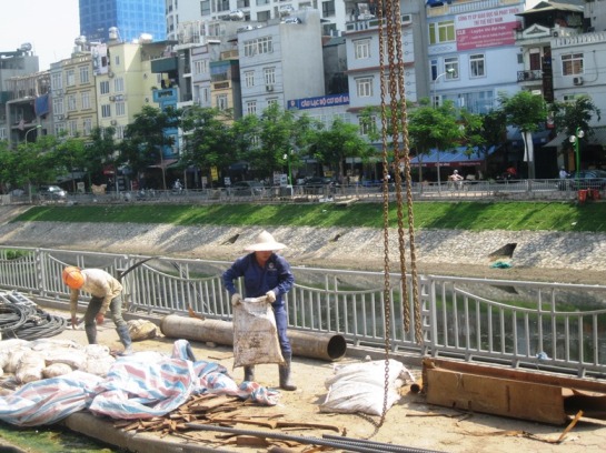 C&ocirc;ng nh&acirc;n làm vi&ecirc;̣c tại c&ocirc;ng trường tuy&ecirc;́n đường sắt Cát Linh
