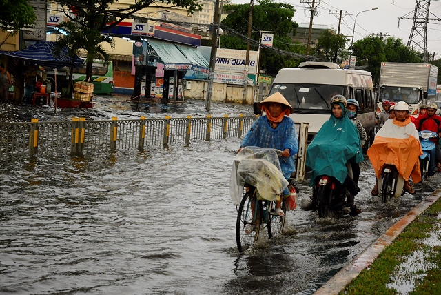 Hai người thanh ni&ecirc;n h&igrave; hục đẩy xe bị chết m&aacute;y qua d&ograve;ng nước đen
