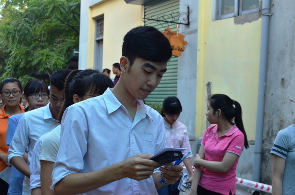 Nhi&ecirc;̀u học sinh tỏ ra lo lắng trước giờ thi