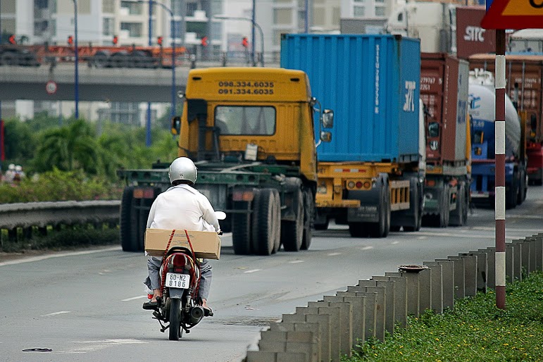 Trong khi cầu vượt C&aacute;t L&aacute;i đang &ugrave;n ứ nhiều xe tải, xe container, phương tiện xe m&aacute;y vẫn chen ch&uacute;c v&agrave;o