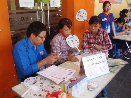 Các phụ huynh học sinh được các bạn tình nguy&ecirc;̣n vi&ecirc;n tìm nơi ở trọ mi&ecirc;̃n phí