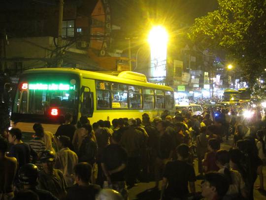 H&agrave;ng trăm người d&acirc;n hiếu kỳ đến hiện trường theo d&otilde;i vụ tai nạn