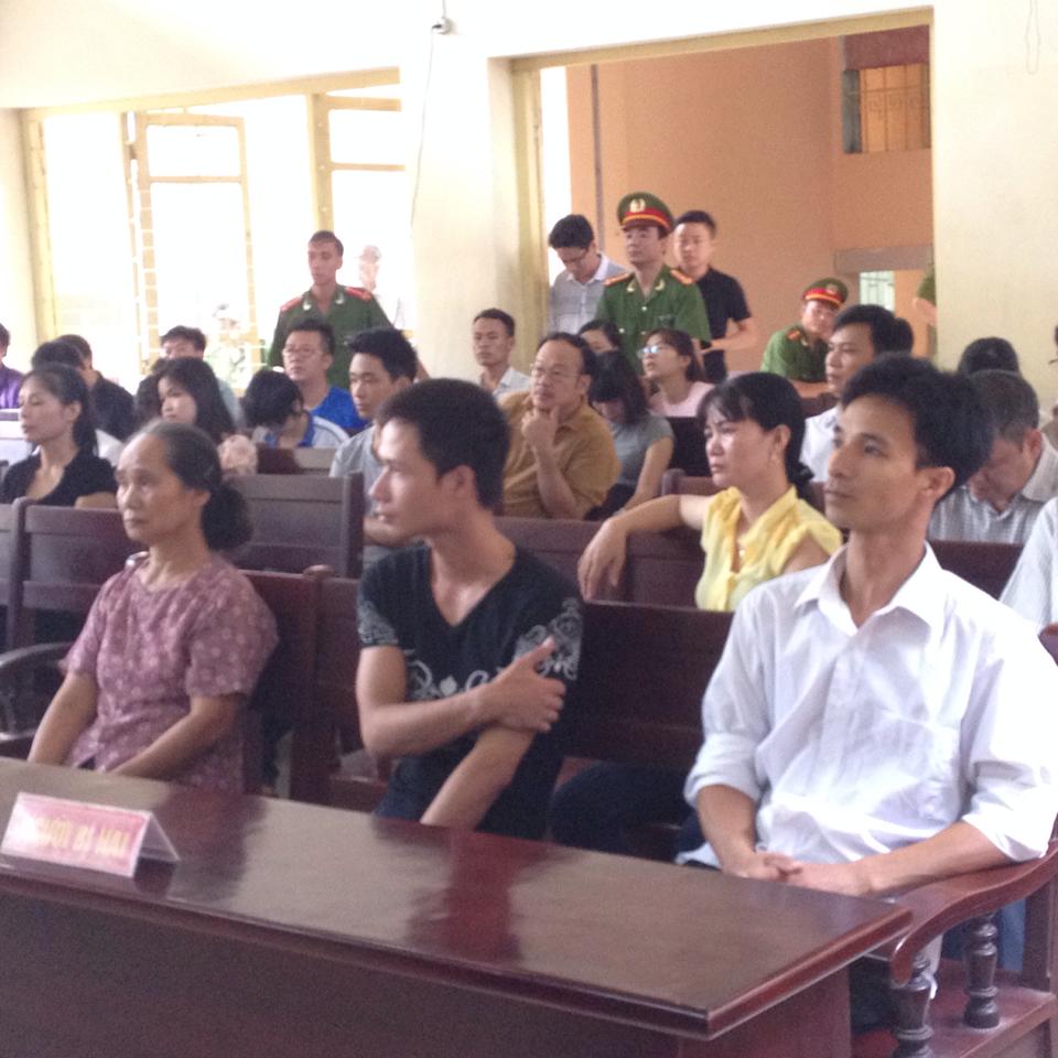 B&agrave; Ho&agrave;ng Thị Hội (mẹ đẻ của nạn nh&acirc;n Nguyễn Thị Hoan) v&agrave; Nguyễn Văn Tiến (con trai của nạn nh&acirc;n - &aacute;o đen) c&oacute; mặt tại phi&ecirc;n to&agrave;