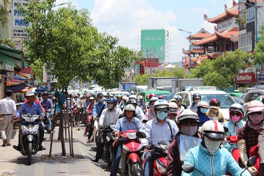Xe bồn tông taxi, hàng ngàn người phơi nắng trên đường Nam Kỳ Khởi Nghĩa