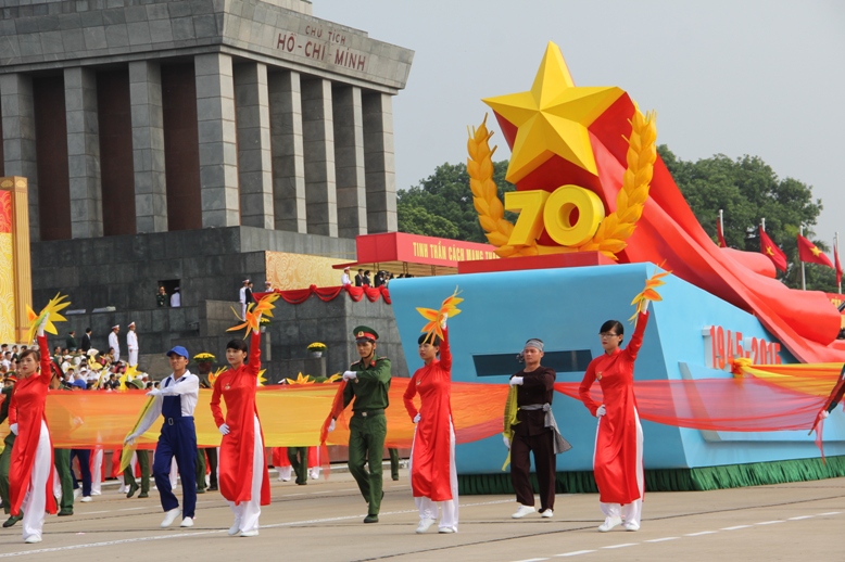 Lễ diễu binh ch&agrave;o mừng Quốc kh&aacute;nh tại Quảng trường Ba Đ&igrave;nh, H&agrave; Nội s&aacute;ng 2-9 - Ảnh: Văn Duẩn