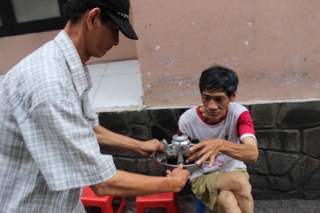 Trước đ&acirc;y, ở c&aacute;c qu&aacute;n b&aacute;n c&agrave; ph&ecirc; vợt c&ograve;n c&oacute; kiểu c&agrave; ph&ecirc; bơ, được chấm th&ecirc;m ch&uacute;t x&iacute;u bơ c&agrave;ng l&agrave;m cho c&agrave; ph&ecirc; vợt ra c&aacute;i vẻ T&acirc;y hơn. Khi c&oacute; kh&aacute;ch uống, c&agrave; ph&ecirc; được r&oacute;t ra ly nhỏ đ&atilde; tr&aacute;ng nước s&ocirc;i cho n&oacute;ng.
