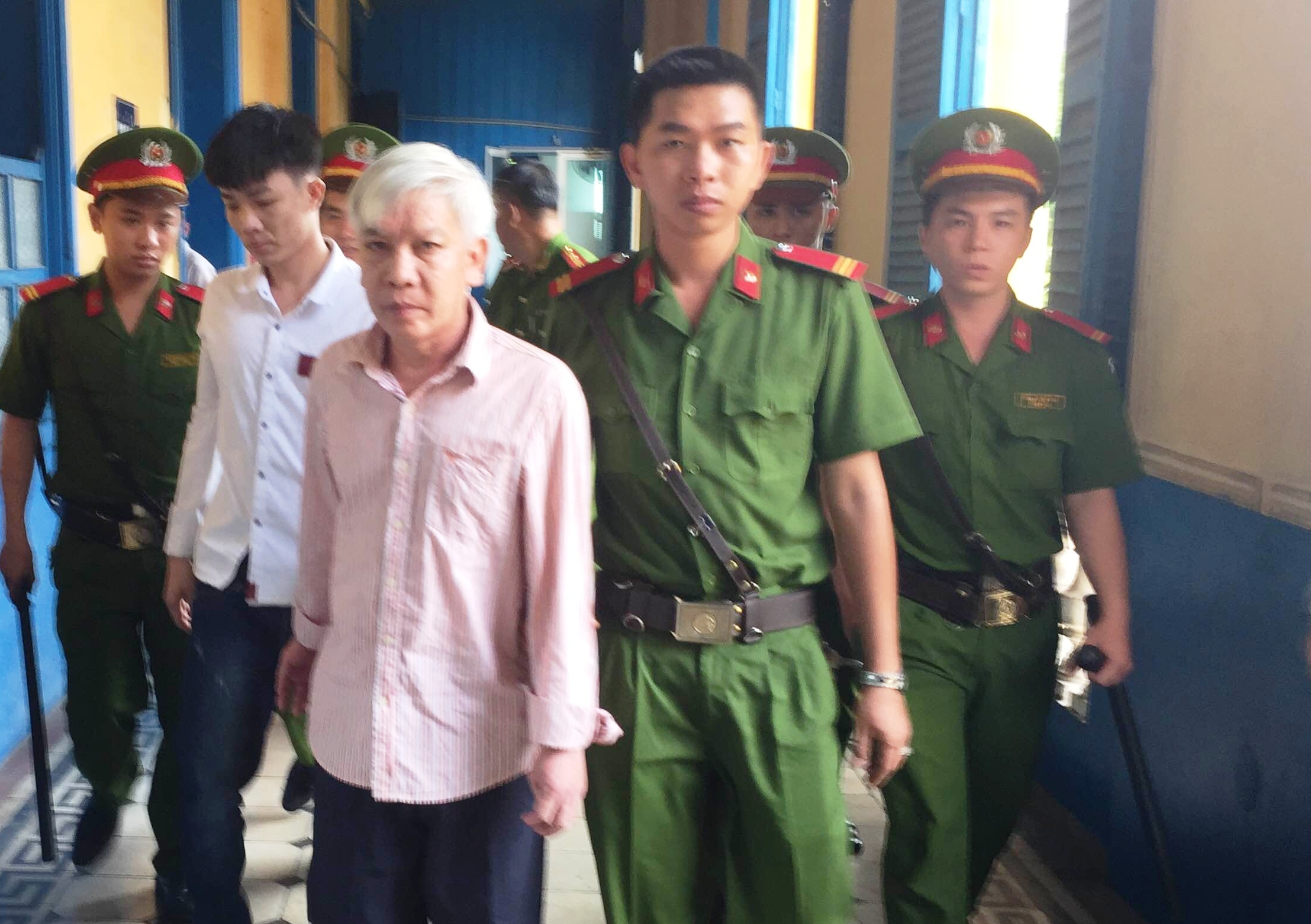 Bị c&aacute;o Trần Minh Nh&atilde; ra xe dẫn giải sau phi&ecirc;n xử