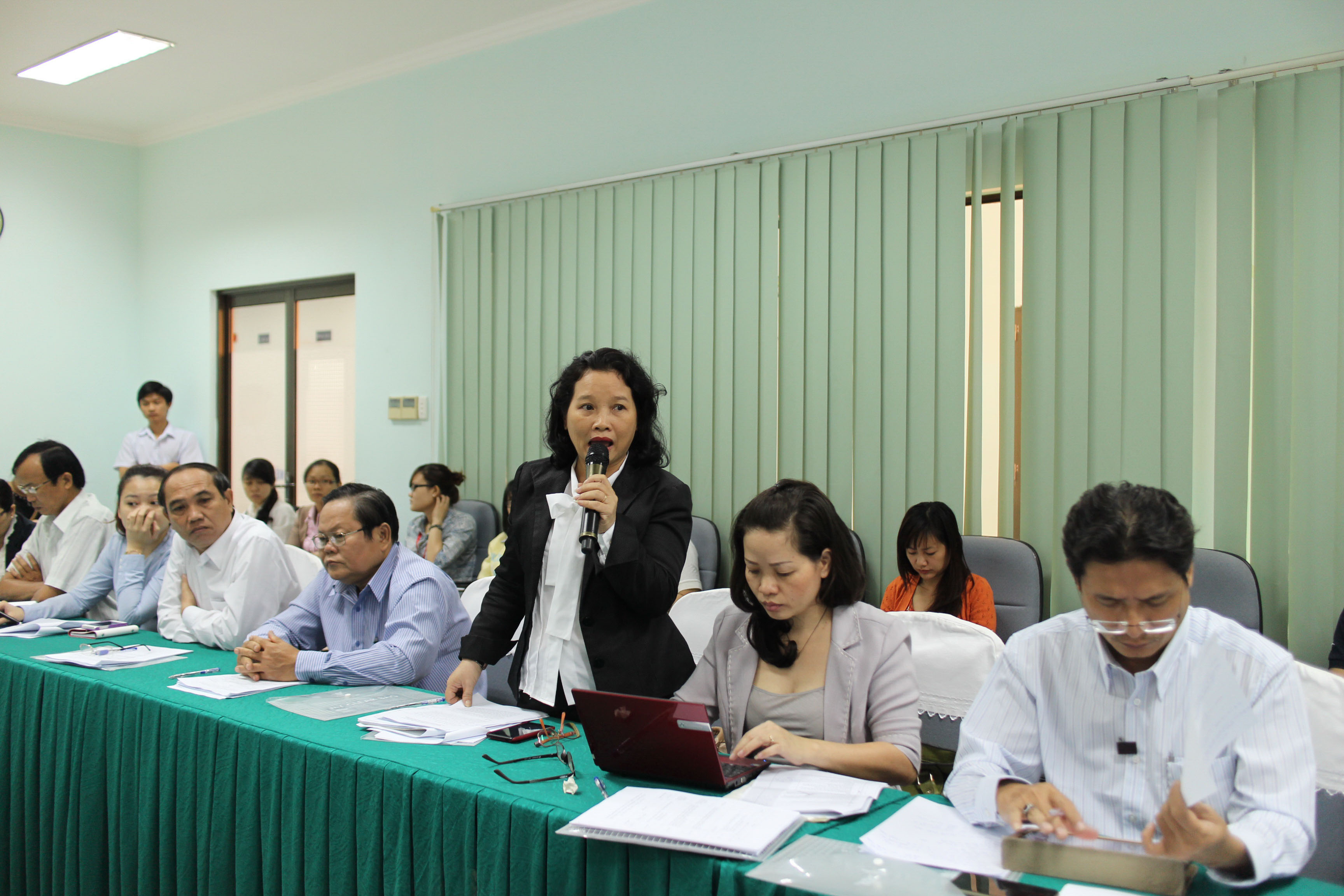 Đại biểu n&ecirc;u &yacute; kiến tại hội thảo về bộ quy tắc ứng xử đối với vấn đề quấy rối t&igrave;nh dục nơi l&agrave;m việc