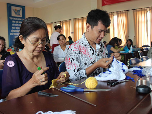 Đan khăn len tặng chiến sĩ biển đảo