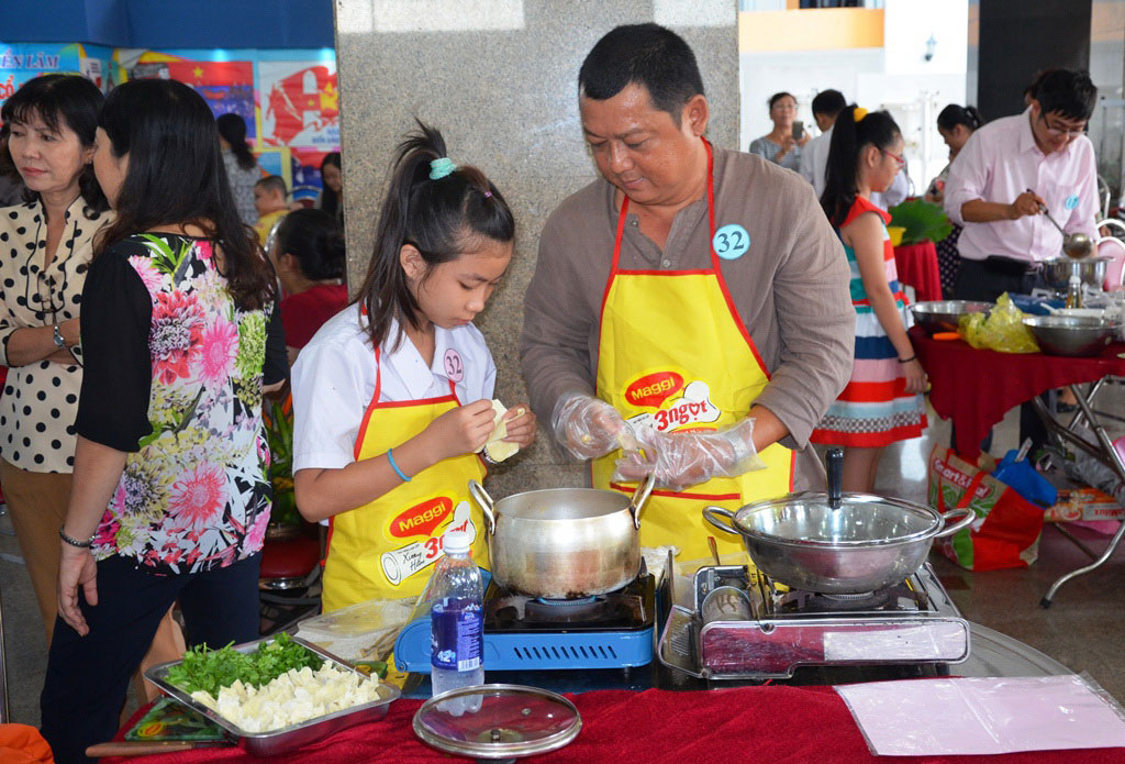 C&aacute;c gia đ&igrave;nh tham dự hội thi nấu ăn &ldquo;Y&ecirc;u thương v&agrave; chia sẻ&rdquo; tại quận 11,  TP HCM                                 Ảnh: NGUYỄN LU&Acirc;N