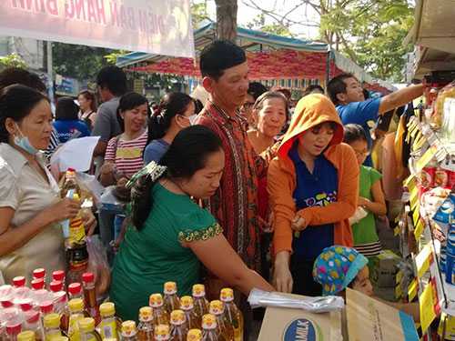 Chung tay chăm lo