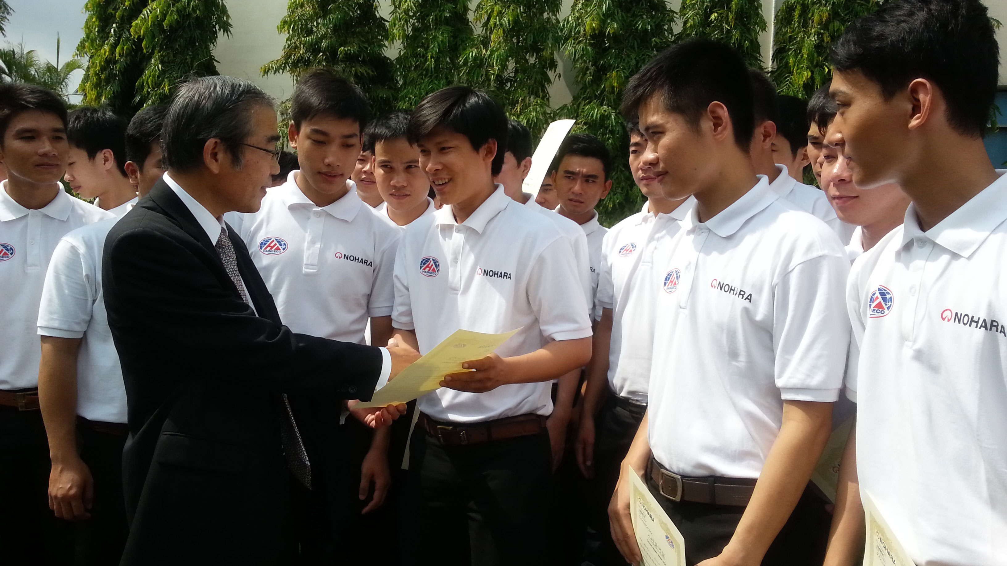 Ông Toshiyuki Iwasaki, Phó Tổng Giám đốc Tập đoàn Nohara, trao đổi với những người lao động tham gia khóa đào tạo nghề trang trí nội thất Ảnh: NGUYỄN DUY