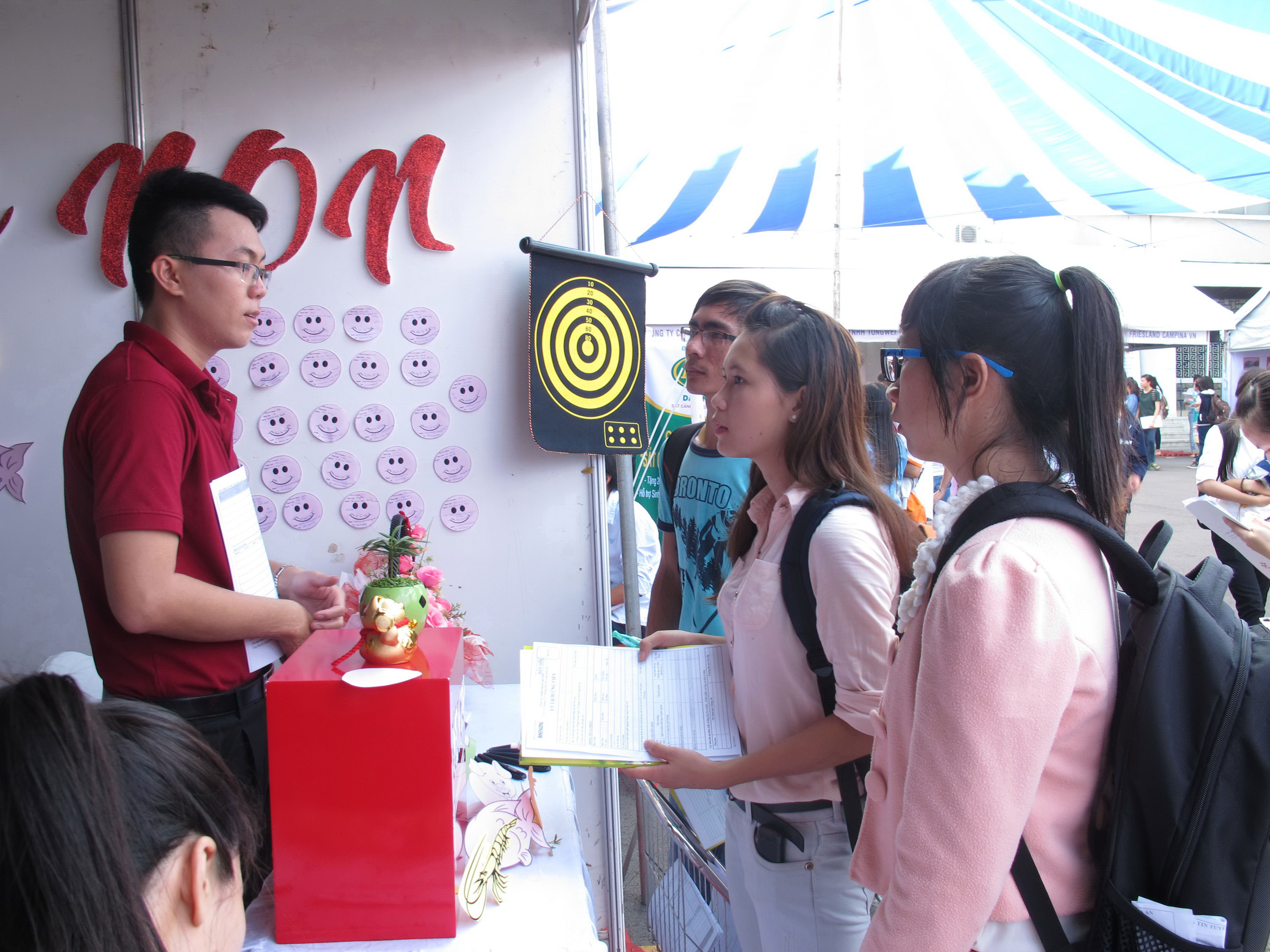 Ứng vi&ecirc;n trẻ t&igrave;m việc tại ng&agrave;y hội việc l&agrave;m ở TP HCM