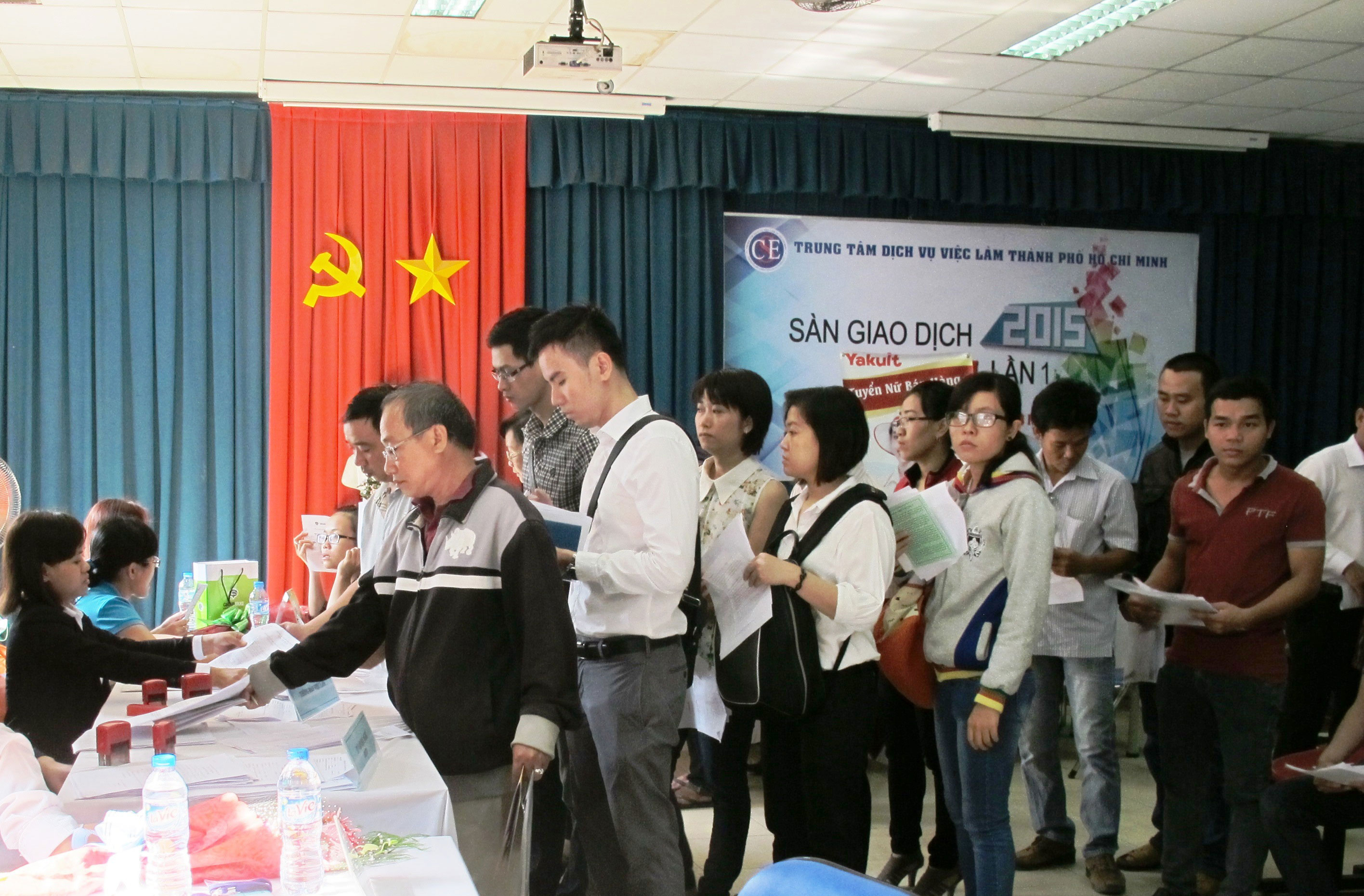 Người lao động đăng ký bảo hiểm thất nghiệp tại Trung tâm Dịch vụ Việc làm TP HCM Ảnh: HỒNG NHUNG