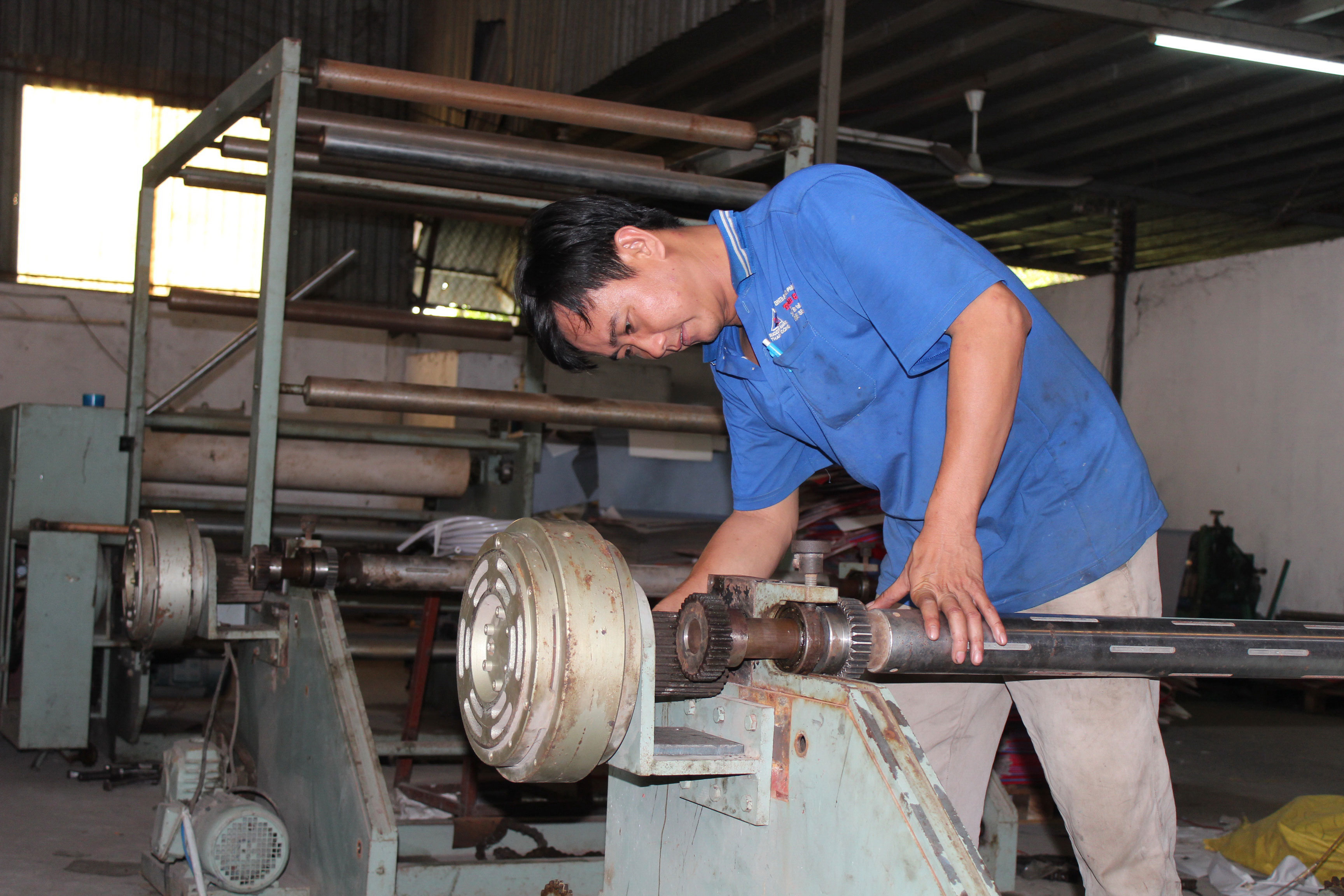 Anh Trịnh Ngọc Thanh lắp gh&eacute;p m&aacute;y ph&acirc;n cuộn giấy vệ sinh