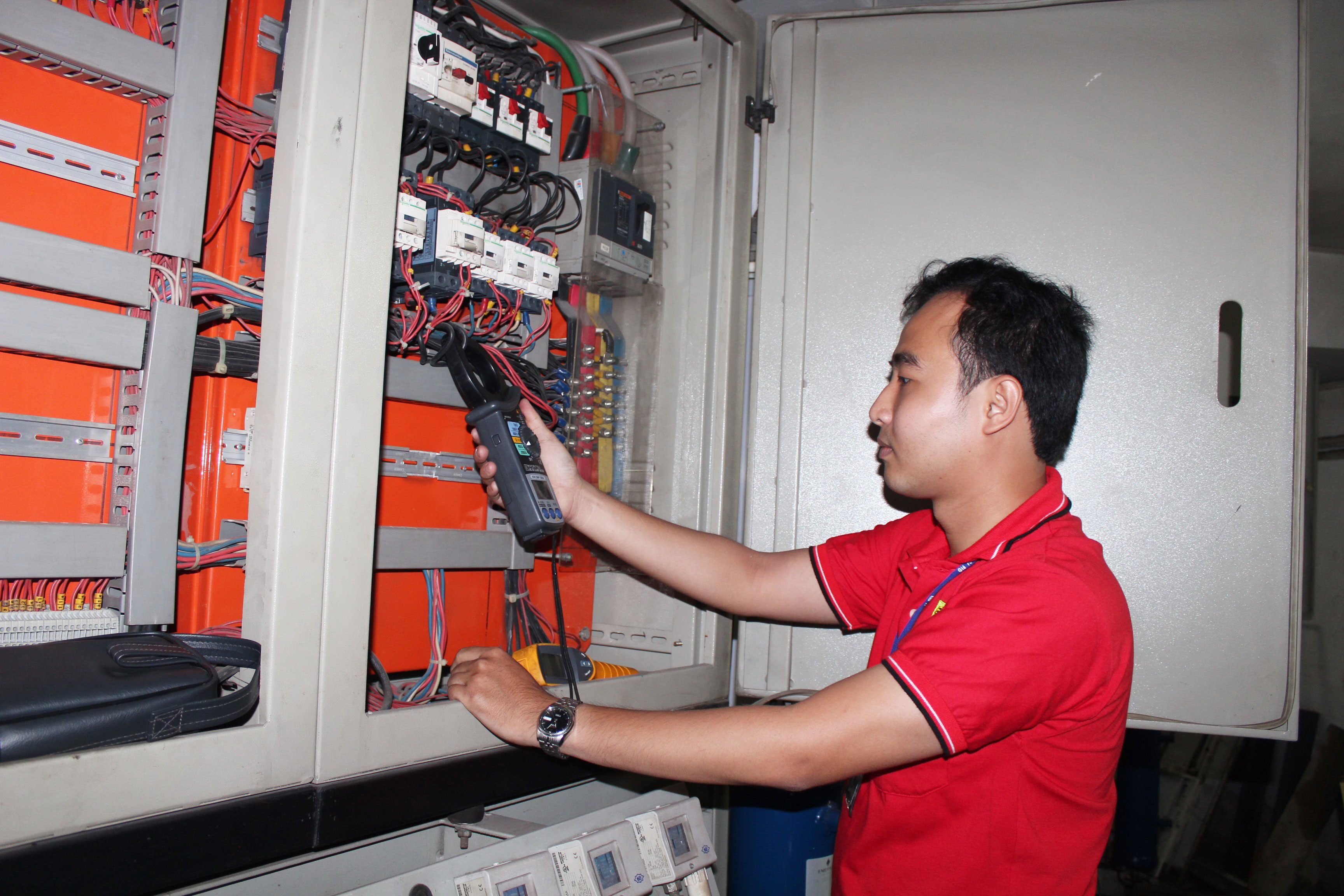 Anh Trần Văn Thạnh, trợ l&yacute; của trưởng Bộ phận Kỹ thuật si&ecirc;u thị Big C G&ograve; Vấp, đang bảo tr&igrave; hệ thống điện