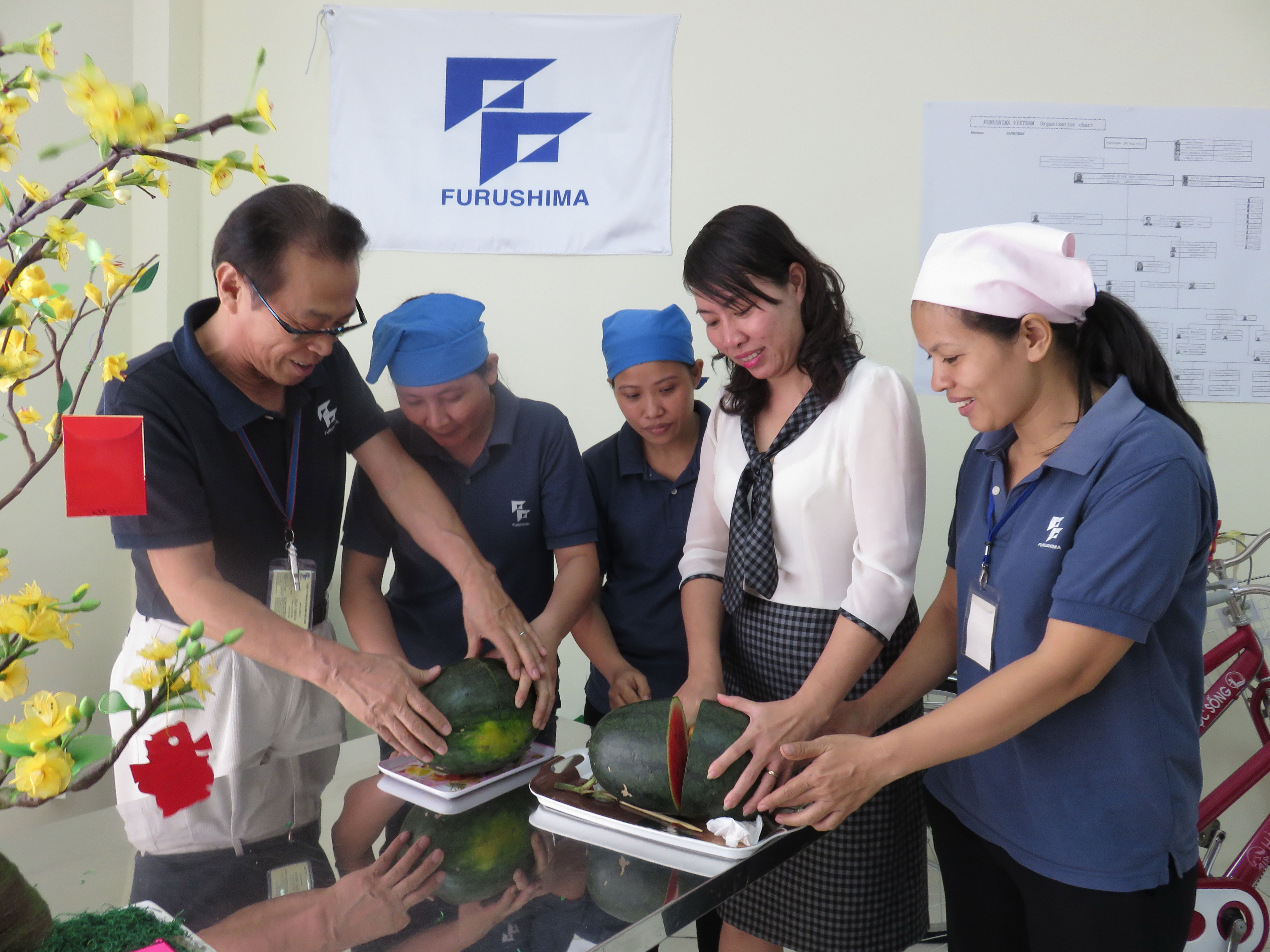 &Ocirc;ng Koji Yamada, Tổng Gi&aacute;m đốc C&ocirc;ng ty Furushima, c&ugrave;ng cắt dưa hấu với c&ocirc;ng nh&acirc;n v&agrave;o ng&agrave;y Tết