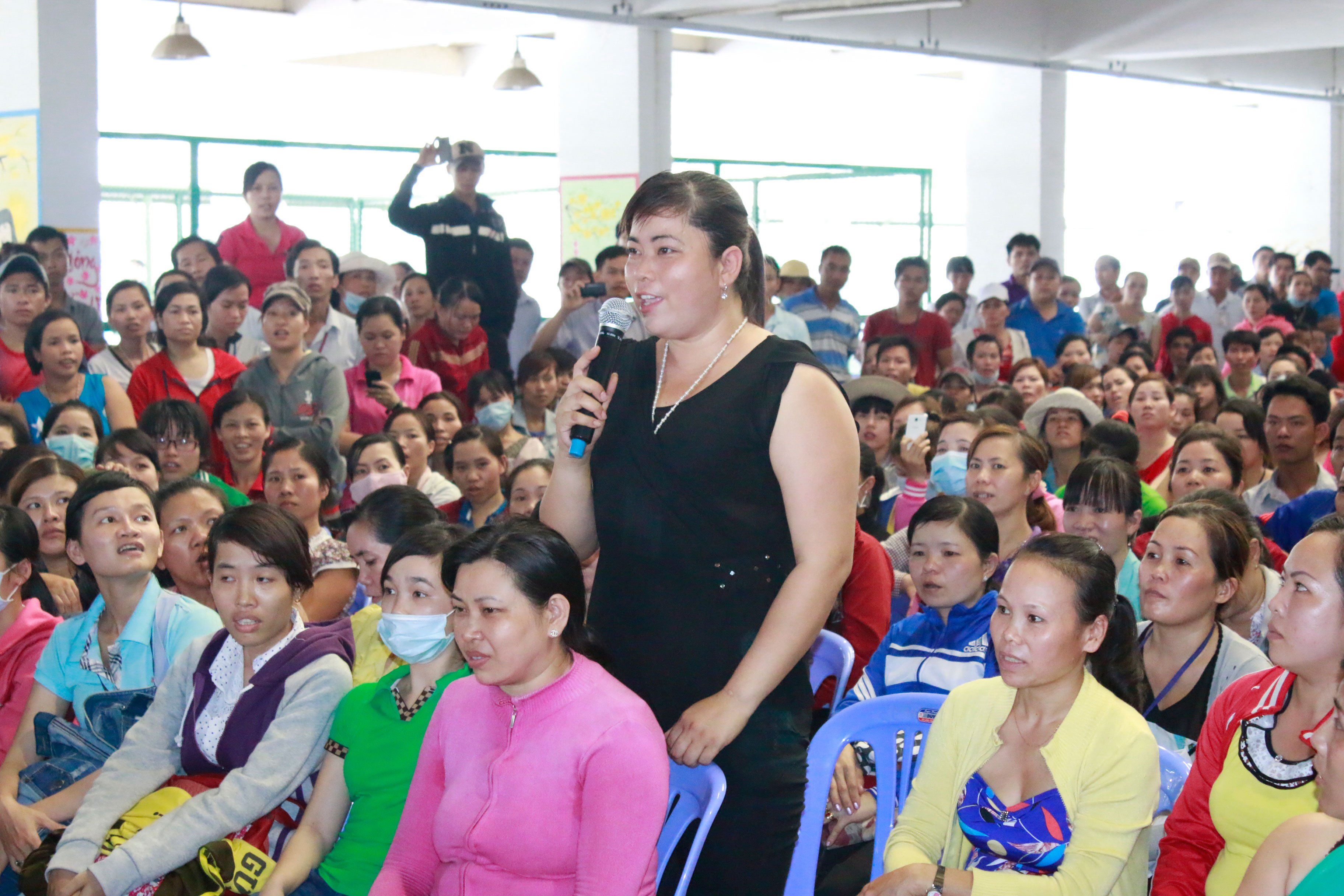 Công nhân Công ty Pou Yuen (quận Bình Tân, TP HCM) đề đạt nguyện vọng tại một buổi đối thoại do Công đoàn và doanh nghiệp tổ chức