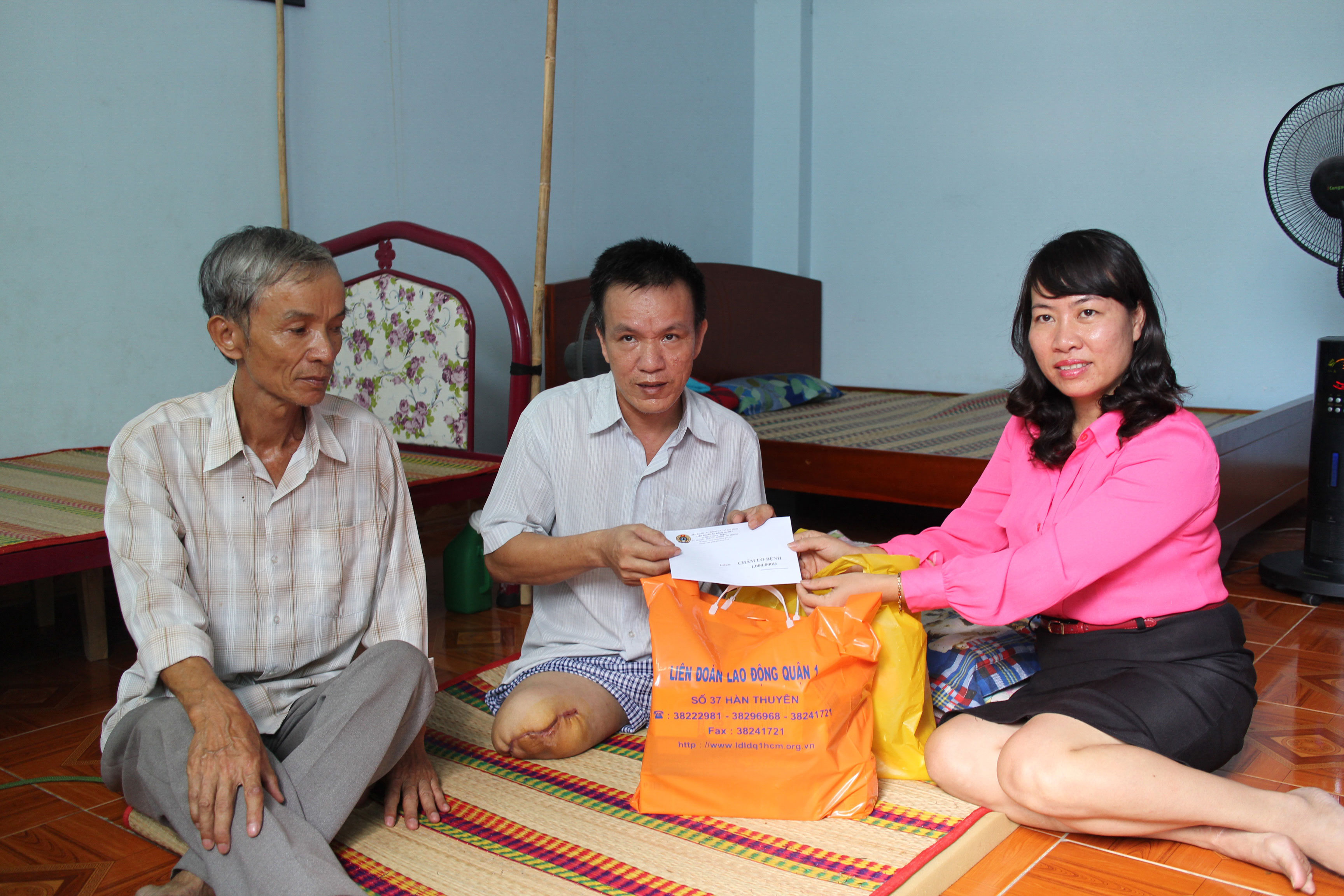B&agrave; Hồ B&iacute;ch Ngọc - Chủ tịch LĐLĐ quận 1, TP HCM - đến thăm v&agrave; tặng qu&agrave; cho anh Đinh C&ocirc;ng Cương