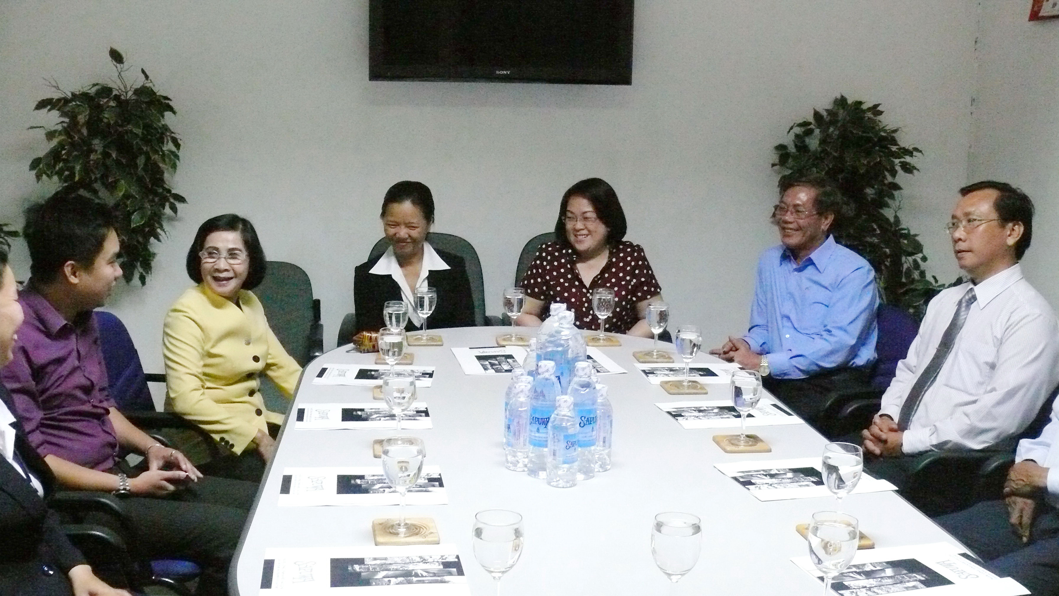 Bà Nguyễn Thị Thu Hà, Phó Bí thư Thành ủy TP HCM (thứ 2, bên trái), trò chuyện với ban giám đốc và NLĐ Công ty Nước uống tinh khiết Sài Gòn trong một lần đến thăm DN