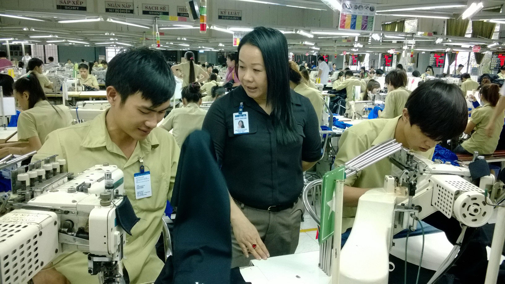 Hết l&ograve;ng với người lao động n&ecirc;n chị Nguyễn Thị Thu Hồng được qu&yacute; trọng, tin cậy